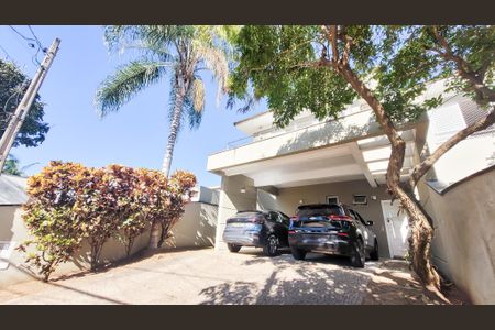 Casa de condomínio à venda com 230m², 4 quartos e 4 vagas Casa de condomínio à venda com 230m², 4 quartos e 4 vagasFachada