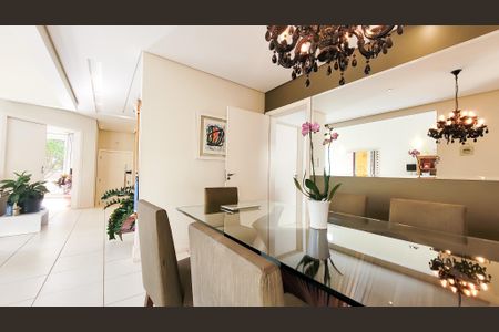 Casa de condomínio à venda com 230m², 4 quartos e 4 vagas Casa de condomínio à venda com 230m², 4 quartos e 4 vagasSala de Jantar