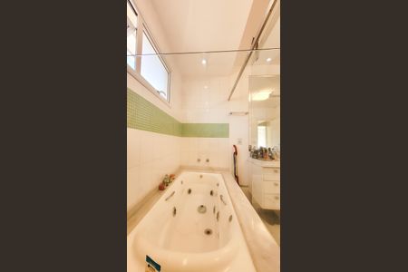 Casa de condomínio à venda com 230m², 4 quartos e 4 vagas Casa de condomínio à venda com 230m², 4 quartos e 4 vagasBanheiro Suíte Master