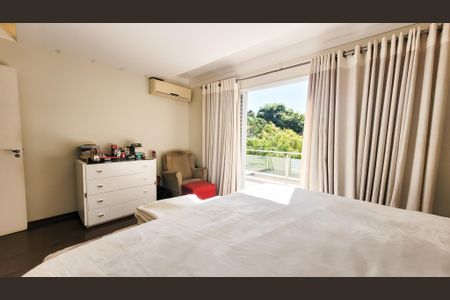 Casa de condomínio à venda com 230m², 4 quartos e 4 vagas Casa de condomínio à venda com 230m², 4 quartos e 4 vagasSuíte Master