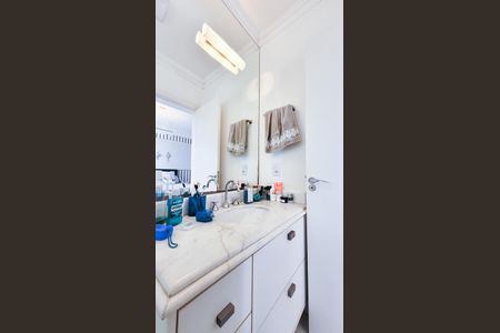 Casa de condomínio à venda com 230m², 4 quartos e 4 vagas Casa de condomínio à venda com 230m², 4 quartos e 4 vagasBanheiro Suíte 2