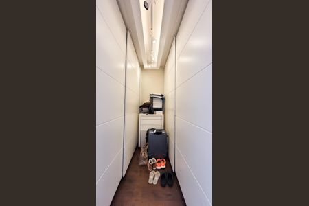 Casa de condomínio à venda com 230m², 4 quartos e 4 vagas Casa de condomínio à venda com 230m², 4 quartos e 4 vagasCloset Suíte Master