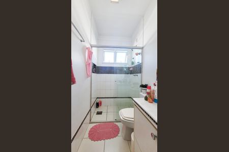 Casa de condomínio à venda com 230m², 4 quartos e 4 vagas Casa de condomínio à venda com 230m², 4 quartos e 4 vagasBanheiro Suíte 1