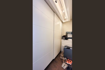 Casa de condomínio à venda com 230m², 4 quartos e 4 vagas Casa de condomínio à venda com 230m², 4 quartos e 4 vagasCloset Suíte Master