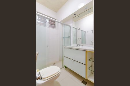 Banheiro da suíte  de apartamento à venda com 3 quartos, 100m² em Leme, Rio de Janeiro