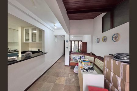 Sala de casa de condomínio para alugar com 5 quartos, 400m² em Barra da Tijuca, Rio de Janeiro