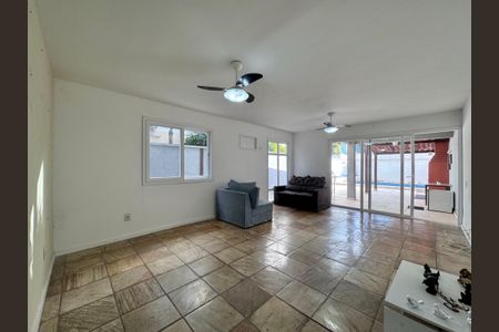 Sala de casa de condomínio para alugar com 5 quartos, 400m² em Barra da Tijuca, Rio de Janeiro