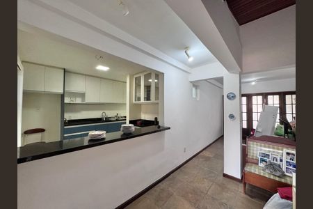 Sala de casa de condomínio para alugar com 5 quartos, 400m² em Barra da Tijuca, Rio de Janeiro