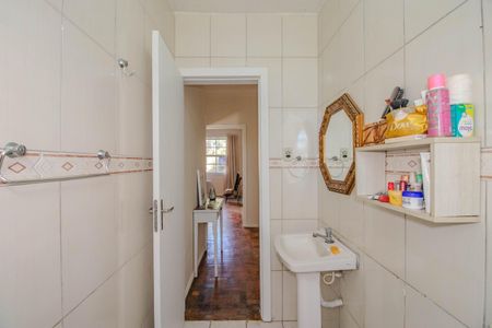 Banheiro de apartamento à venda com 1 quarto, 56m² em São João, Porto Alegre