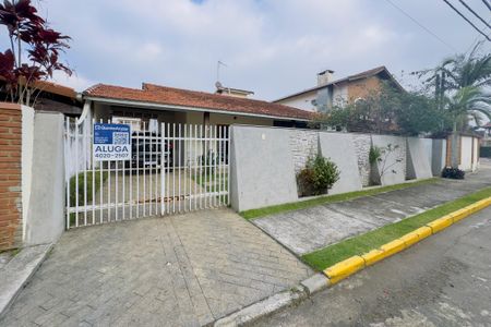 Casa de condomínio para alugar com 175m², 3 quartos e 5 vagasFachada + Plaquinha