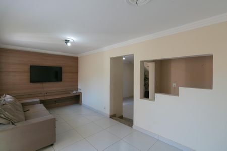 Casa para alugar com 240m², 3 quartos e 4 vagas Casa para alugar com 240m², 3 quartos e 4 vagasSala