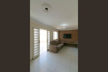 Casa para alugar com 240m², 3 quartos e 4 vagas Casa para alugar com 240m², 3 quartos e 4 vagasSala