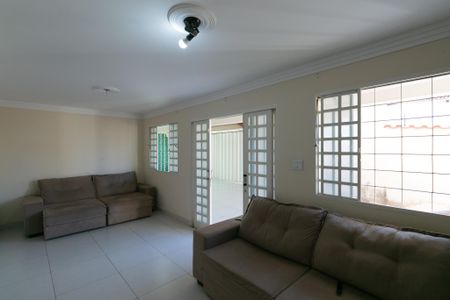 Casa para alugar com 240m², 3 quartos e 4 vagas Casa para alugar com 240m², 3 quartos e 4 vagasSala