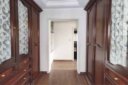 Casa à venda com 102m², 4 quartos e 2 vagas Casa à venda com 102m², 4 quartos e 2 vagasCloset