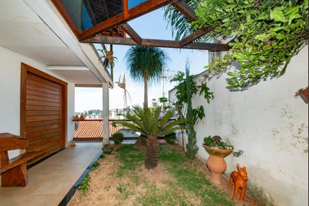 Casa para alugar com 365m², 4 quartos e 8 vagasEntrada