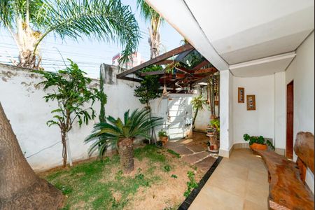 Casa para alugar com 365m², 4 quartos e 8 vagasEntrada