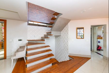 Casa para alugar com 365m², 4 quartos e 8 vagasEscada