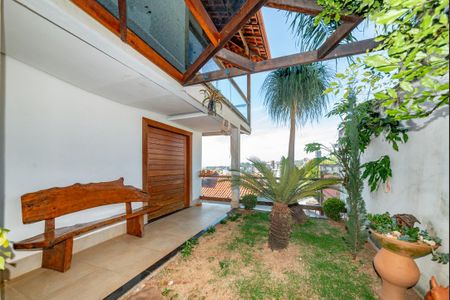 Casa para alugar com 365m², 4 quartos e 8 vagasEntrada