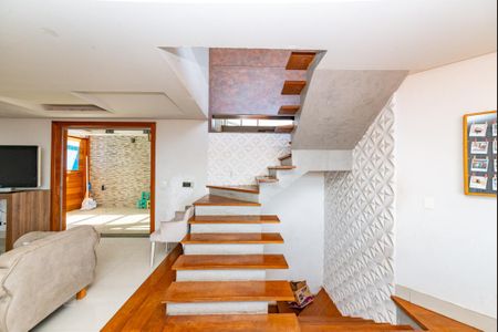 Casa para alugar com 365m², 4 quartos e 8 vagasEscada