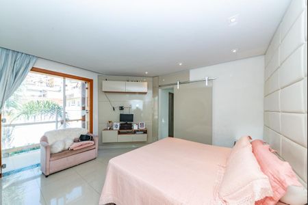 Casa para alugar com 365m², 4 quartos e 8 vagasSuíte