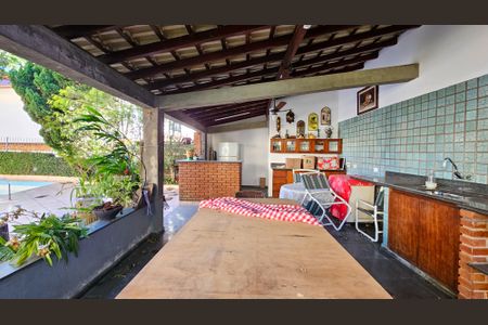 Casa à venda com 900m², 5 quartos e 4 vagas Casa à venda com 900m², 5 quartos e 4 vagasQuintal