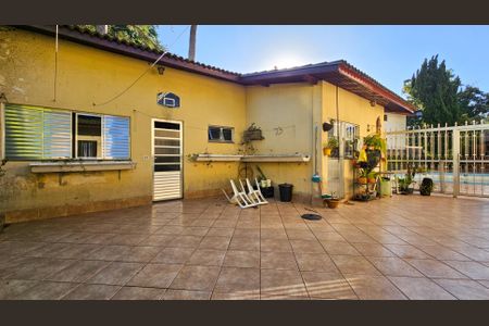 Casa à venda com 900m², 5 quartos e 4 vagas Casa à venda com 900m², 5 quartos e 4 vagasQuintal