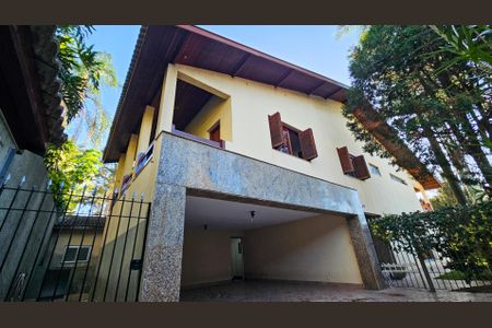 Casa à venda com 900m², 5 quartos e 4 vagas Casa à venda com 900m², 5 quartos e 4 vagasFachada