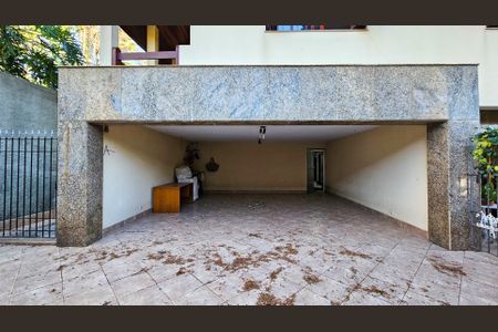 Casa à venda com 900m², 5 quartos e 4 vagas Casa à venda com 900m², 5 quartos e 4 vagasGaragem