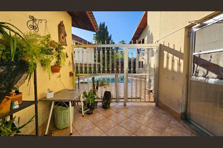 Casa à venda com 900m², 5 quartos e 4 vagas Casa à venda com 900m², 5 quartos e 4 vagasQuintal