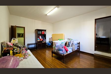 Casa à venda com 900m², 5 quartos e 4 vagas Casa à venda com 900m², 5 quartos e 4 vagasQuarto