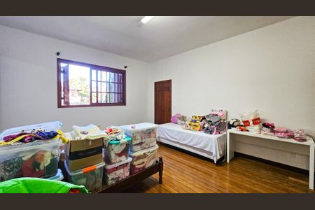 Casa à venda com 900m², 5 quartos e 4 vagas Casa à venda com 900m², 5 quartos e 4 vagasQuarto