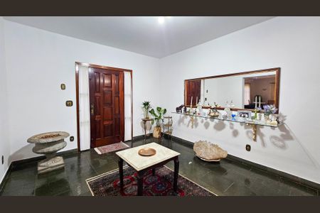 Casa à venda com 900m², 5 quartos e 4 vagas Casa à venda com 900m², 5 quartos e 4 vagasSala