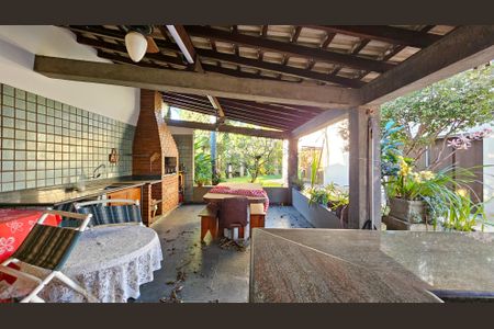 Casa à venda com 900m², 5 quartos e 4 vagas Casa à venda com 900m², 5 quartos e 4 vagasQuintal