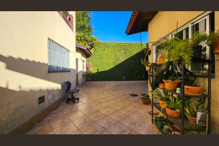 Casa à venda com 900m², 5 quartos e 4 vagas Casa à venda com 900m², 5 quartos e 4 vagasQuintal