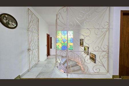 Casa à venda com 900m², 5 quartos e 4 vagas Casa à venda com 900m², 5 quartos e 4 vagasHall