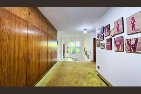 Casa à venda com 900m², 5 quartos e 4 vagas Casa à venda com 900m², 5 quartos e 4 vagasHall