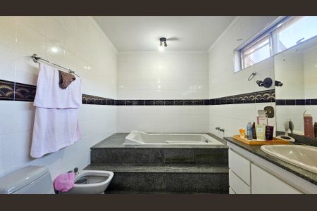 Casa à venda com 900m², 5 quartos e 4 vagas Casa à venda com 900m², 5 quartos e 4 vagasSuíte 1 Banheiro