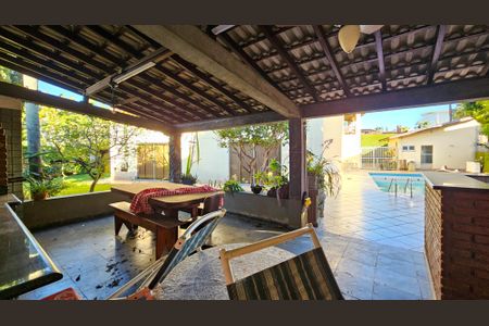 Casa à venda com 900m², 5 quartos e 4 vagas Casa à venda com 900m², 5 quartos e 4 vagasQuintal