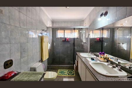 Casa à venda com 900m², 5 quartos e 4 vagas Casa à venda com 900m², 5 quartos e 4 vagasBanheiro Suíte 2 e 3