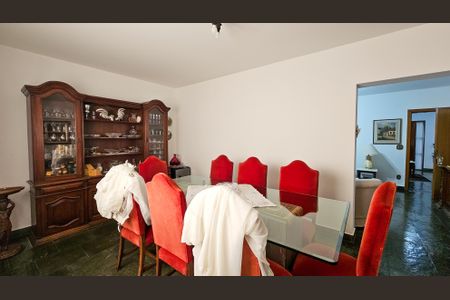 Casa à venda com 900m², 5 quartos e 4 vagas Casa à venda com 900m², 5 quartos e 4 vagasSala