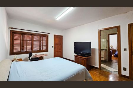 Casa à venda com 900m², 5 quartos e 4 vagas Casa à venda com 900m², 5 quartos e 4 vagasSuíte 4