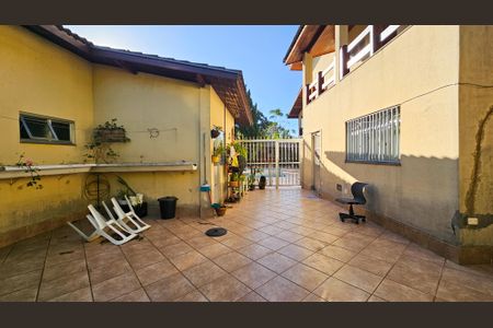 Casa à venda com 900m², 5 quartos e 4 vagas Casa à venda com 900m², 5 quartos e 4 vagasQuintal