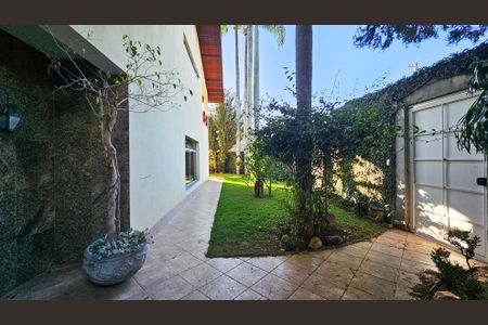 Casa à venda com 900m², 5 quartos e 4 vagas Casa à venda com 900m², 5 quartos e 4 vagasQuintal