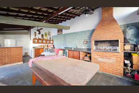 Casa à venda com 900m², 5 quartos e 4 vagas Casa à venda com 900m², 5 quartos e 4 vagasQuintal