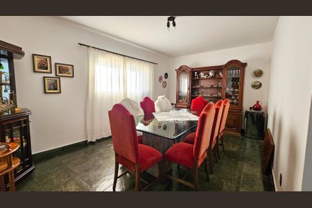 Casa à venda com 900m², 5 quartos e 4 vagas Casa à venda com 900m², 5 quartos e 4 vagasSala