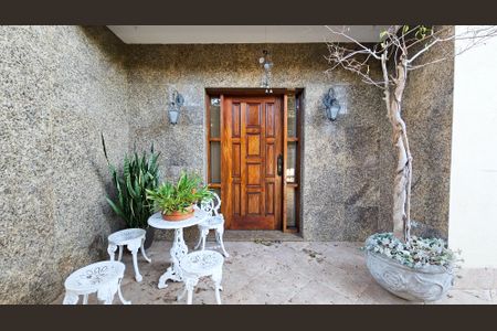 Casa à venda com 900m², 5 quartos e 4 vagas Casa à venda com 900m², 5 quartos e 4 vagasQuintal