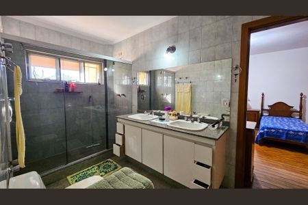 Casa à venda com 900m², 5 quartos e 4 vagas Casa à venda com 900m², 5 quartos e 4 vagasBanheiro Suíte 2 e 3