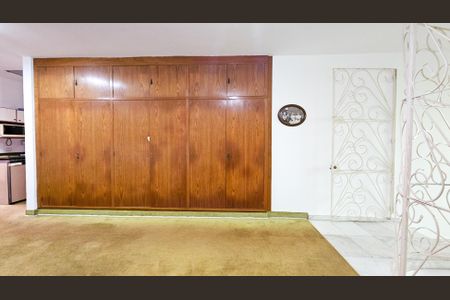 Casa à venda com 900m², 5 quartos e 4 vagas Casa à venda com 900m², 5 quartos e 4 vagasHall