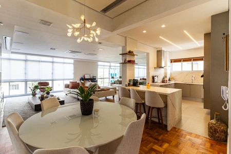 Apartamento à venda com 220m², 3 quartos e 2 vagas Apartamento à venda com 220m², 3 quartos e 2 vagasSala