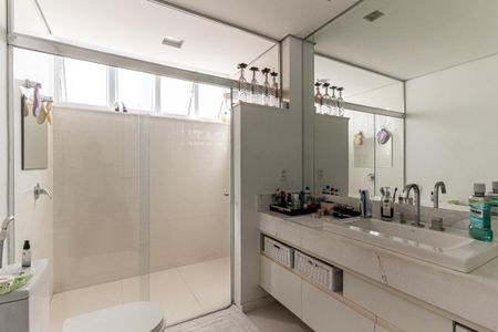 Apartamento à venda com 220m², 3 quartos e 2 vagas Apartamento à venda com 220m², 3 quartos e 2 vagasBanheiro da Suíte 1